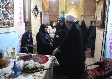 بازدید بانوان عضو اتاق بازرگانی استان اصفهان از نمایشگاه توانمندی های زنان در شهرضا؛<br />اتاق بازرگانی اصفهان حامی زنان توانمند شهرضا است