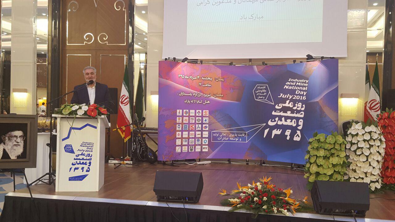 در آیین گرامیداشت روز صنعت و معدن استان آذربایجان شرقی ؛  رییس اتاق بازرگانی اصفهان شهروند افتخاري تبريز شد