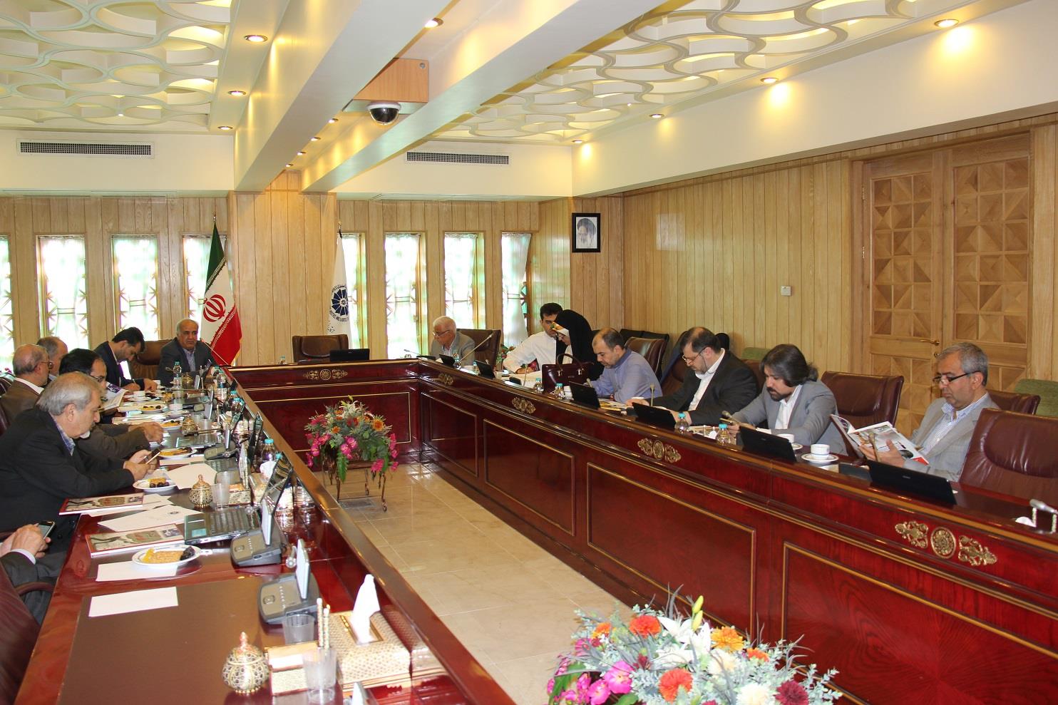 در جلسه هیات نمایندگان اتاق بازرگانی اصفهان مطرح شد ؛  سياستهاي ارزي در چند سال گذشته باعث شده  ايران به صنايع جهان يارانه پرداخت نمايد/ نرخ ارز مهم ترین شاخص رقابت پذیری صنایع کوچک و متوسط  است
