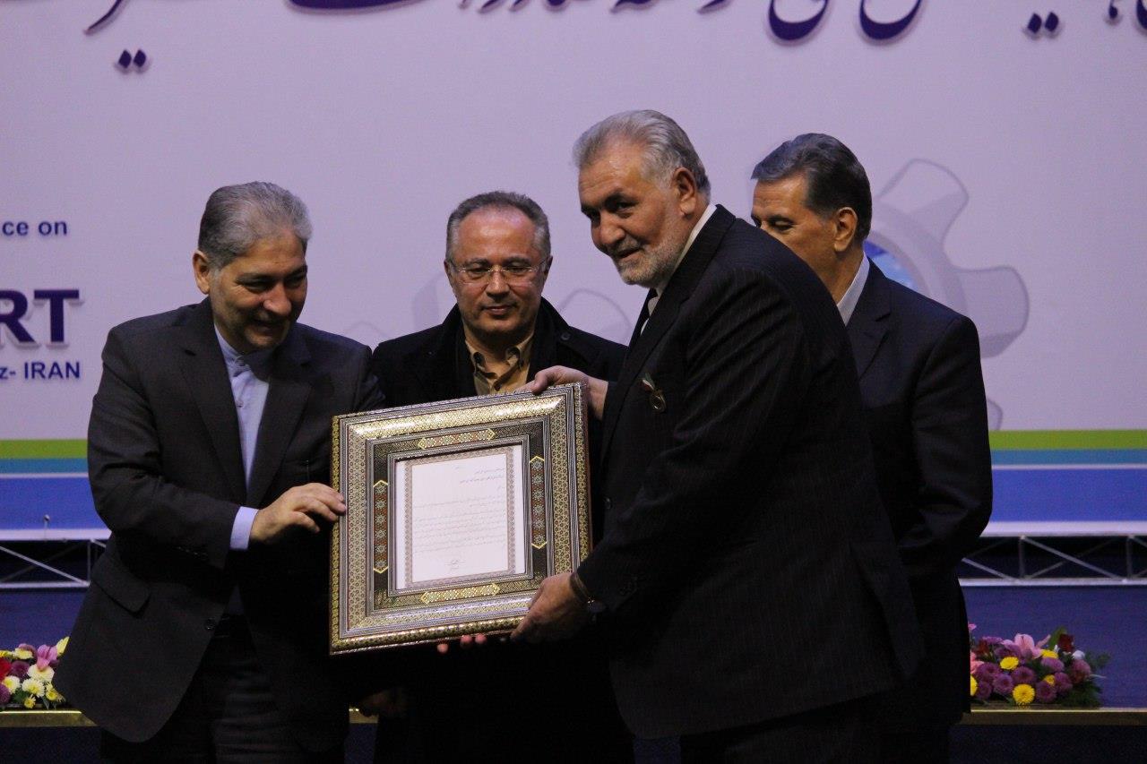 در بیست و دومین همایش ملی توسعه صادرات غیر نفتی در تبریز :  اعطای نشان شهروند افتخاری تبريز به رئيس خانه صنعت، معدن و تجارت ايران
