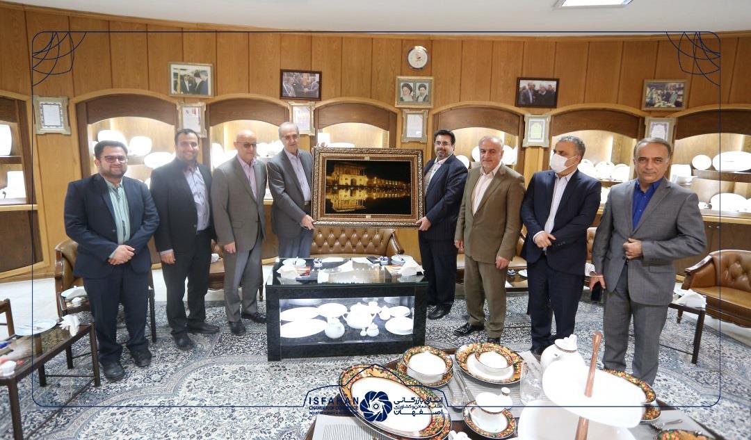 گزارش تصویری بازدید رئیس و جمعی از اعضای هیئت نمایندگان اتاق بازرگانی اصفهان از صنایع چینی زرین ایران