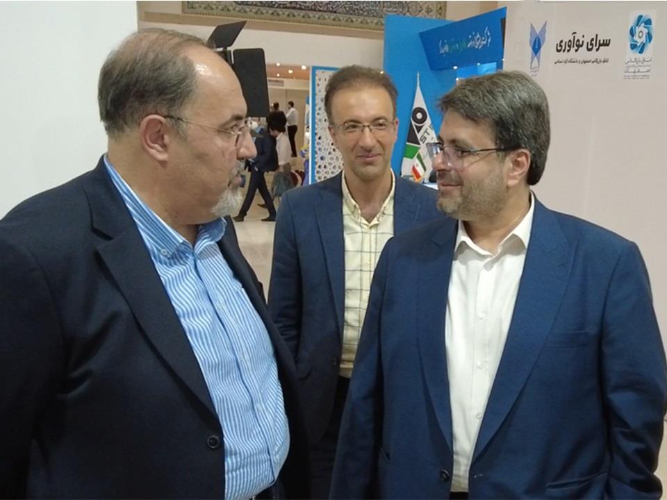 بازدید رؤسای دانشگاه آزاد اسلامی و اتاق بازرگانی اصفهان از پاویون سرای نوآوری درنمایشگاه ملی عصر امید