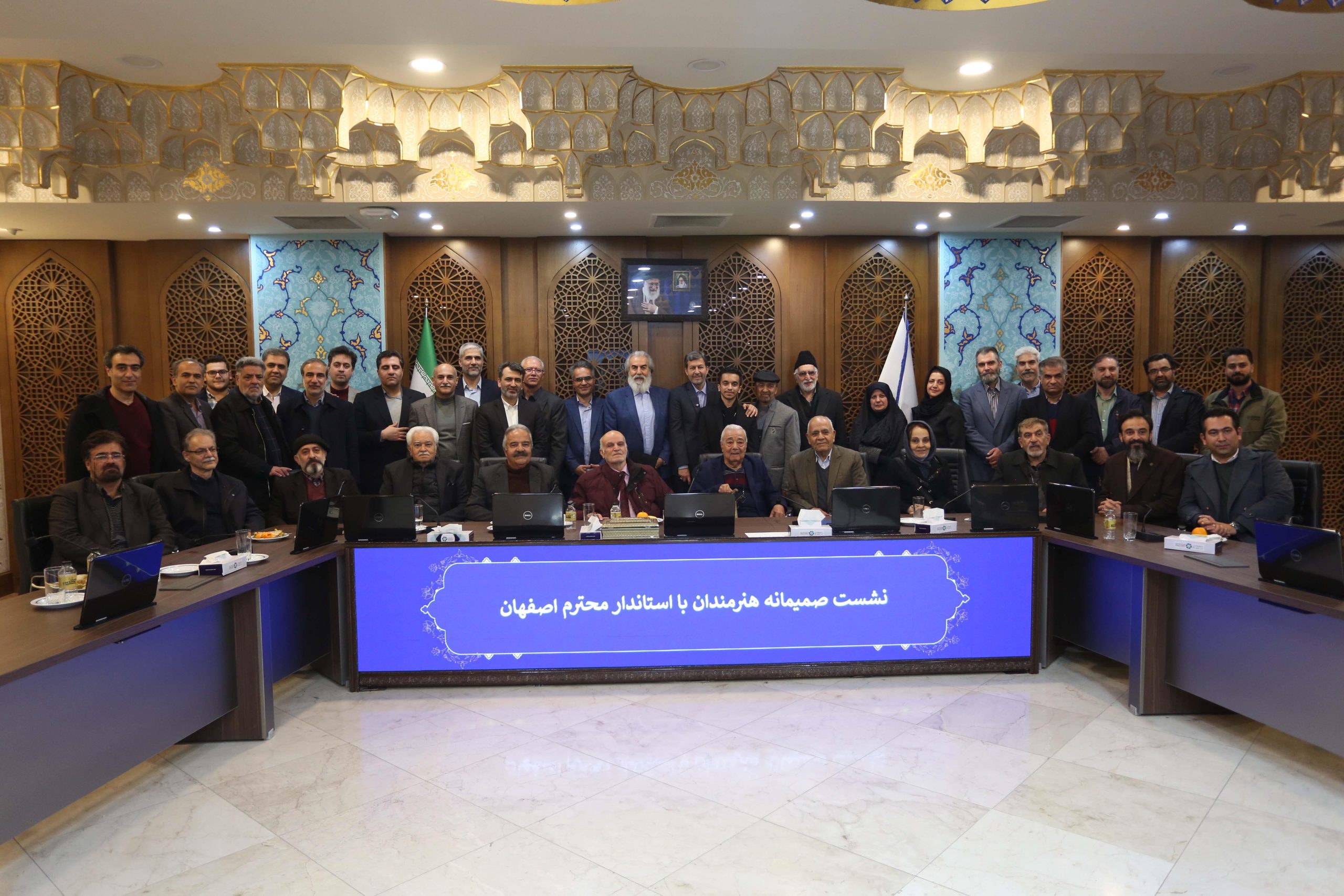 اتاق بازرگانی حامی هنرمندان نصف جهان است