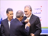 نشان شهروند افتخاری تبريز به رئيس خانه صنعت، معدن و تجارت ايران اعطا شد.