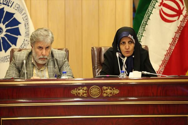 نشست هوش مالی  و اقتصادی با حضور معلمان  طرح تاب آور در اتاق بازرگانی اصفهان برگزار شد