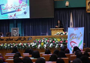 به همت معاونت امور بانوان اتاق بازرگانی اصفهان ،همایش تجلیل از نخبگان و برگزیدگان المپیاد دبیرستان فرهنگ برگزار شد