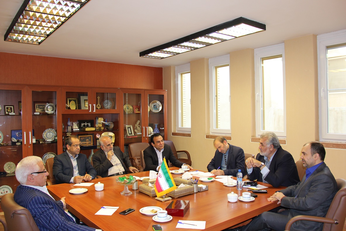   در نشست روسای اتاق های اصناف ،بازرگانی و تعاون اصفهان مطرح شد؛ تاکید تشکلهای اقتصادی استان اصفهان بر اجرای سیاست های اقتصاد مقاومتی 
