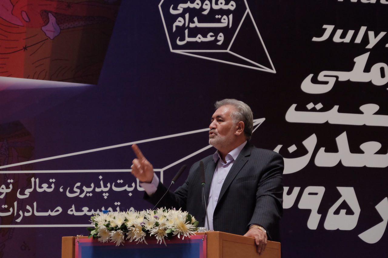 پرداخت ماليات بر ارزش افزوده بر عهده سربازان و رزمندگان خط مقدم جبه كار و توليد نيست / به عشق كارگرانمان تنفس مي كنيم