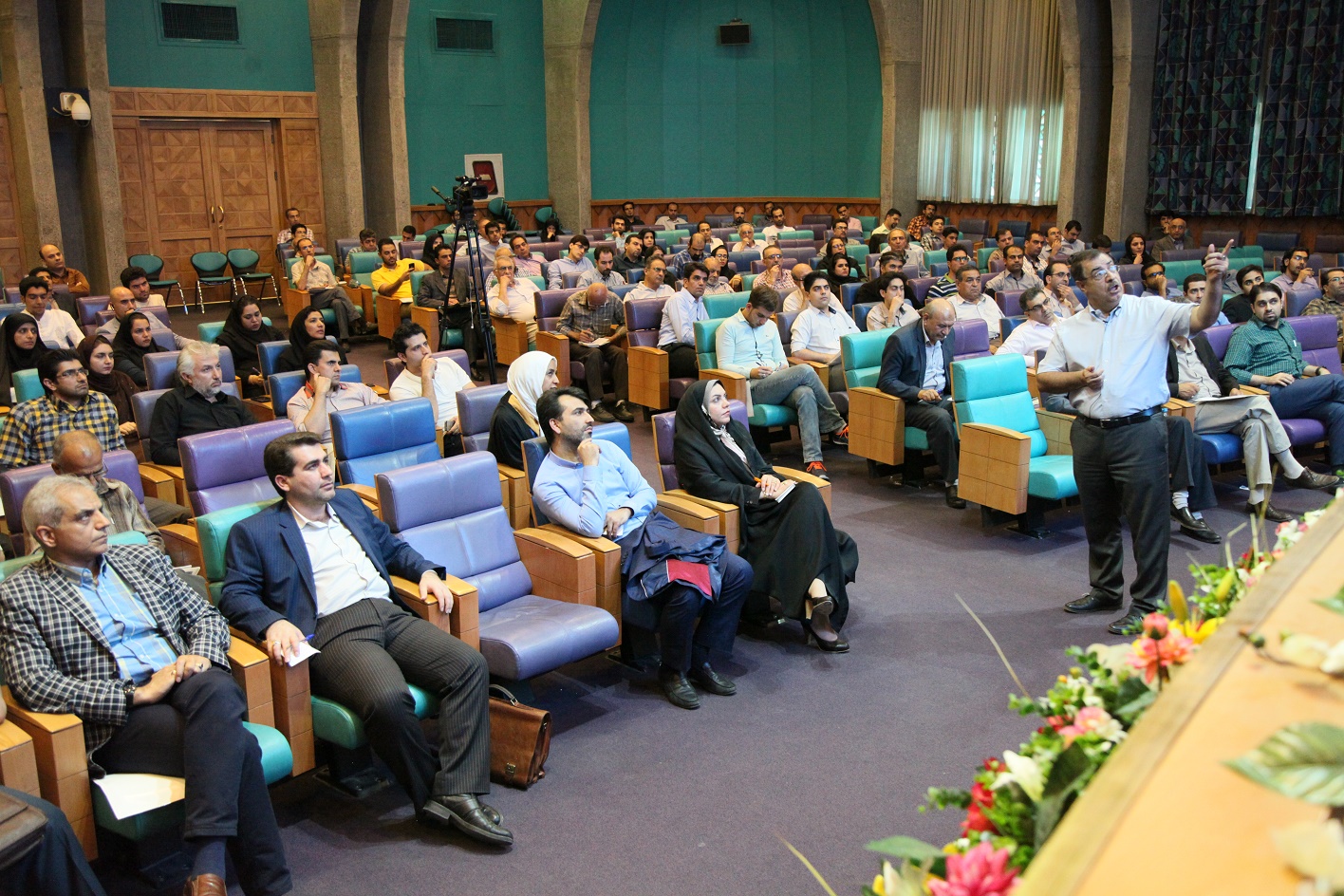 در سمینار  ایجاد محیط فرا رقابتی و اثرات آن در کسب و کار اتاق بازرگانی اصفهان مطرح شد؛ بهترین سیاست  واحدهای تولیدی حمله به جای دفاع در برابر هجوم شرکت های خارجی است   