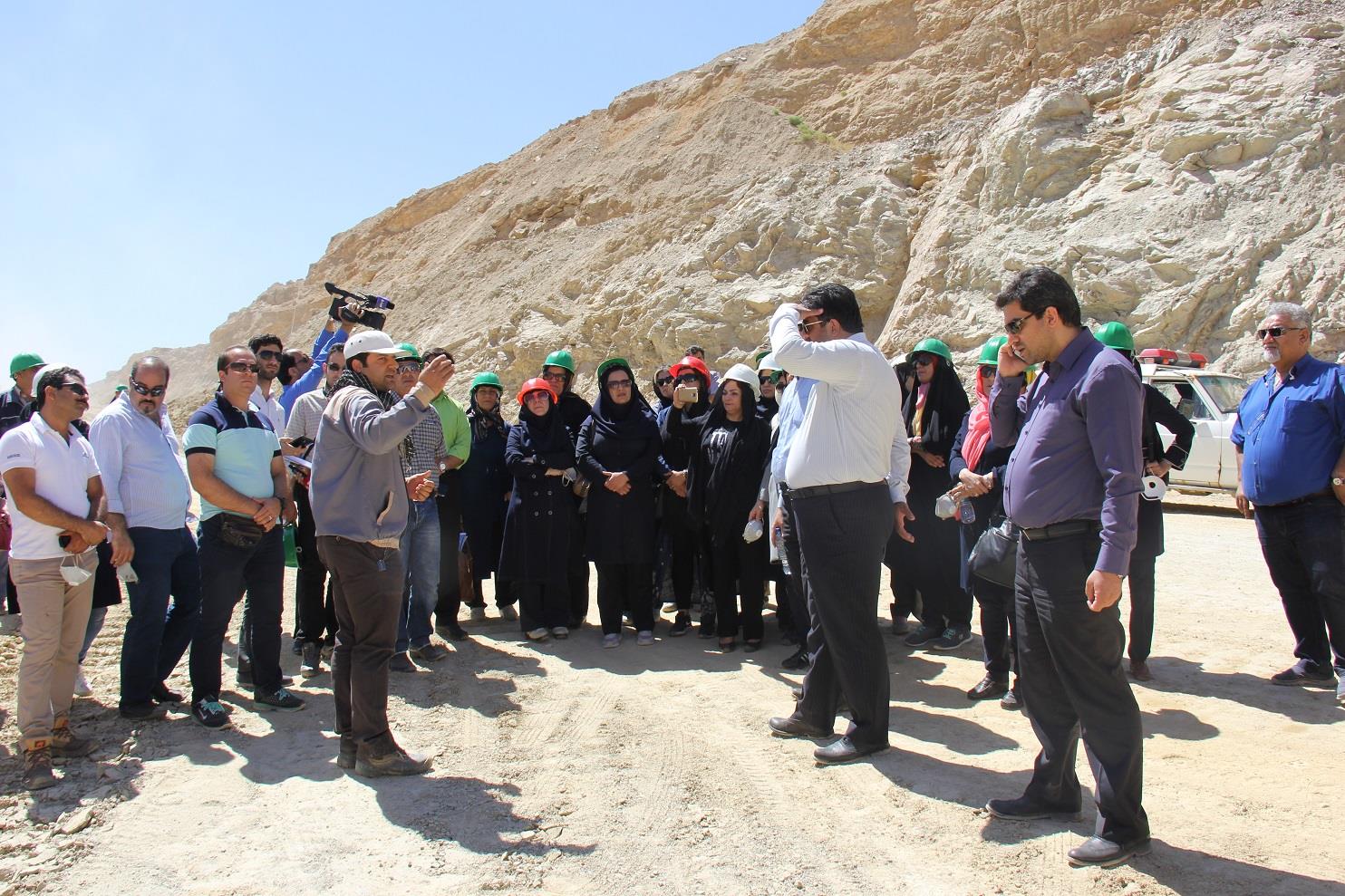 بازدید اعضای معاونت بانوان و کمیسیون معادن اتاق بازرگانی اصفهان از  مجتمع طلای موته:   تنها کارخانه تولید طلای استان اصفهان  ماهانه 25 کیلوگرم طلا  تولید می کند/ تولید داخلی شمش طلا پاسخگوی نیاز بازار نیست  
