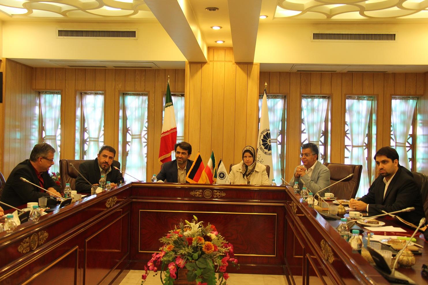 با حضور مسوولین اتاق بازرگانی جوانان بادن ورتمبرگ آلمان در اتاق بازرگانی اصفهان؛  روابط اقتصادی و تجارت بین جوانان بازرگان اصفهان و بادن ورتمبرگ آلمان تسهیل می شود 
