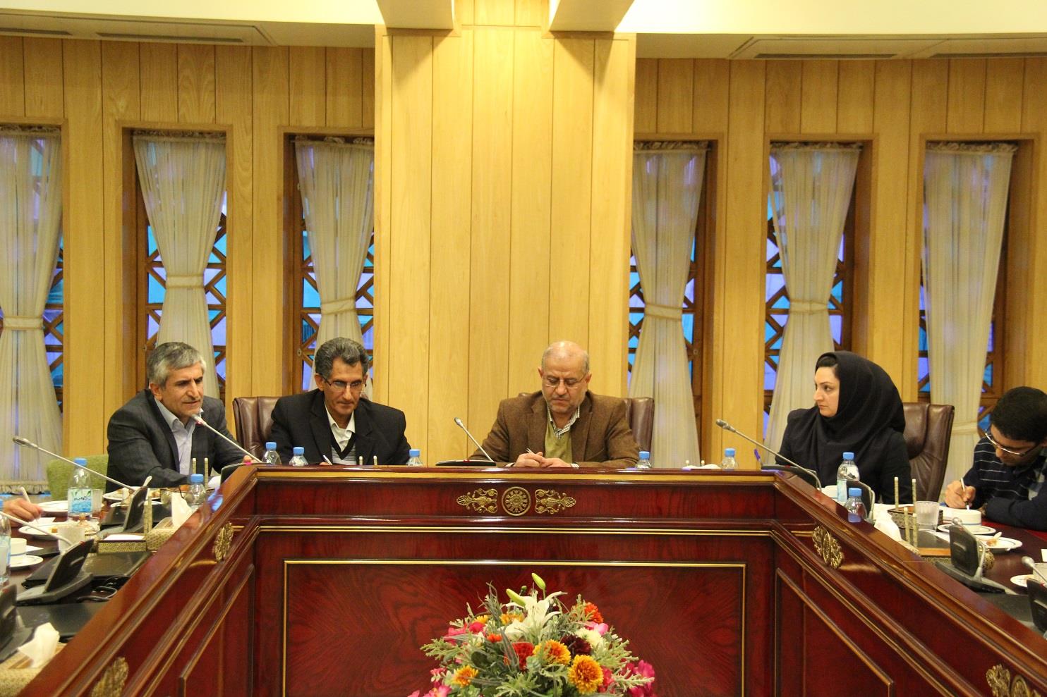 در چهاردهمین جلسه کمیته آب اتاق بازرگانی اصفهان مطرح شد ؛  فایناس تنها راه تامین مالی پروژه‌های انتقال آب حوضه  زاینده‌رود است/  هزینه فرصت از دست رفته   سالانه 250 میلیون مترمکعب آب از اجرا نشدن کوهرنگ 3   محاسبه شود / انتقال مدیریت آب زاینده‌رود ازدولت به مردم  پس از 54 سال 