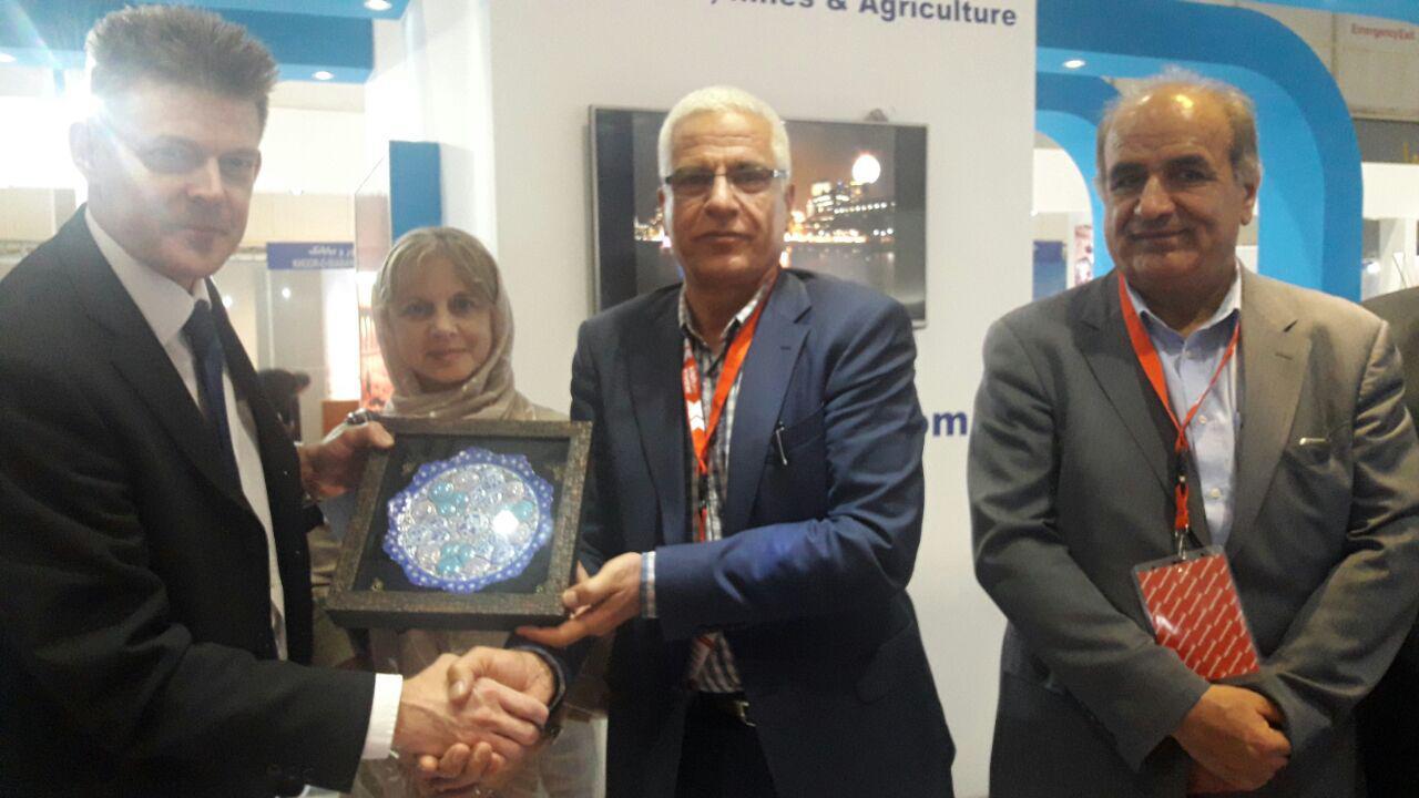 توسعه روابط اصفهان و انگلیس با برقراری خط هوایی مستقیم لندن _ اصفهان ،فعال شدن بیمه لویدز و بانک های انگلیسی  در پروزه های سرمایه گذاری اصفهان