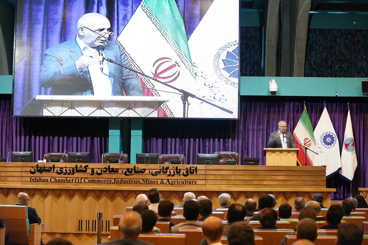 اتاق بازرگانی کلینک صنعت راه اندازی می کند/مخالف خام فروشی در بخش معدن هستیم