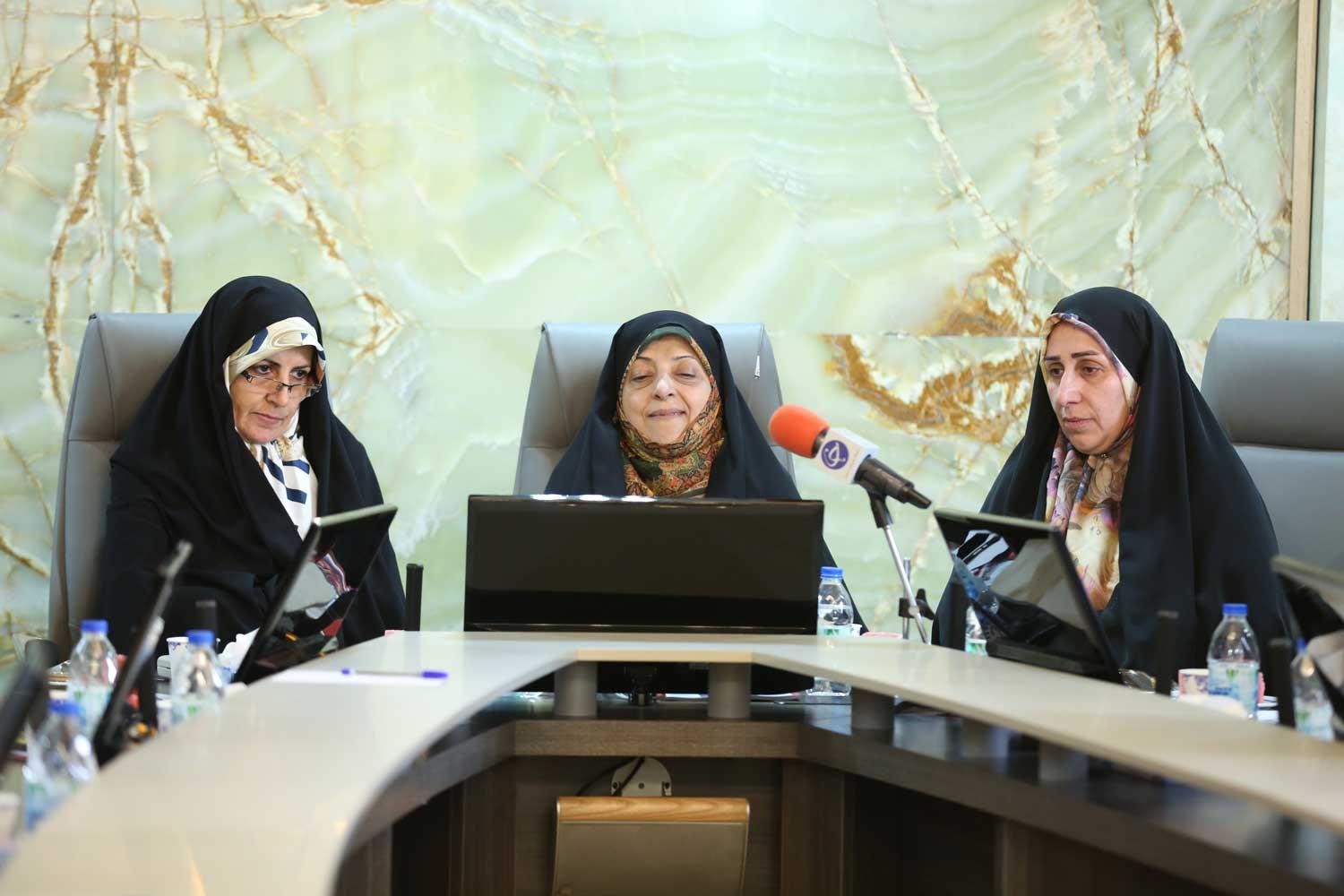 انتقال دیدگاه های سازنده بانوان عضو اتاق بازرگانی اصفهان به وزیر صنعت/ پیروزی در جنگ اقتصادی امروز مستلزم تعامل و همگرایی مسوولین و مردم است