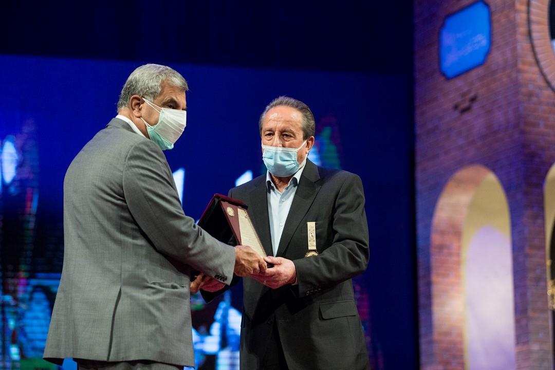 اهدای نشان امین‌الضرب به عضو اتاق بازرگانی اصفهان