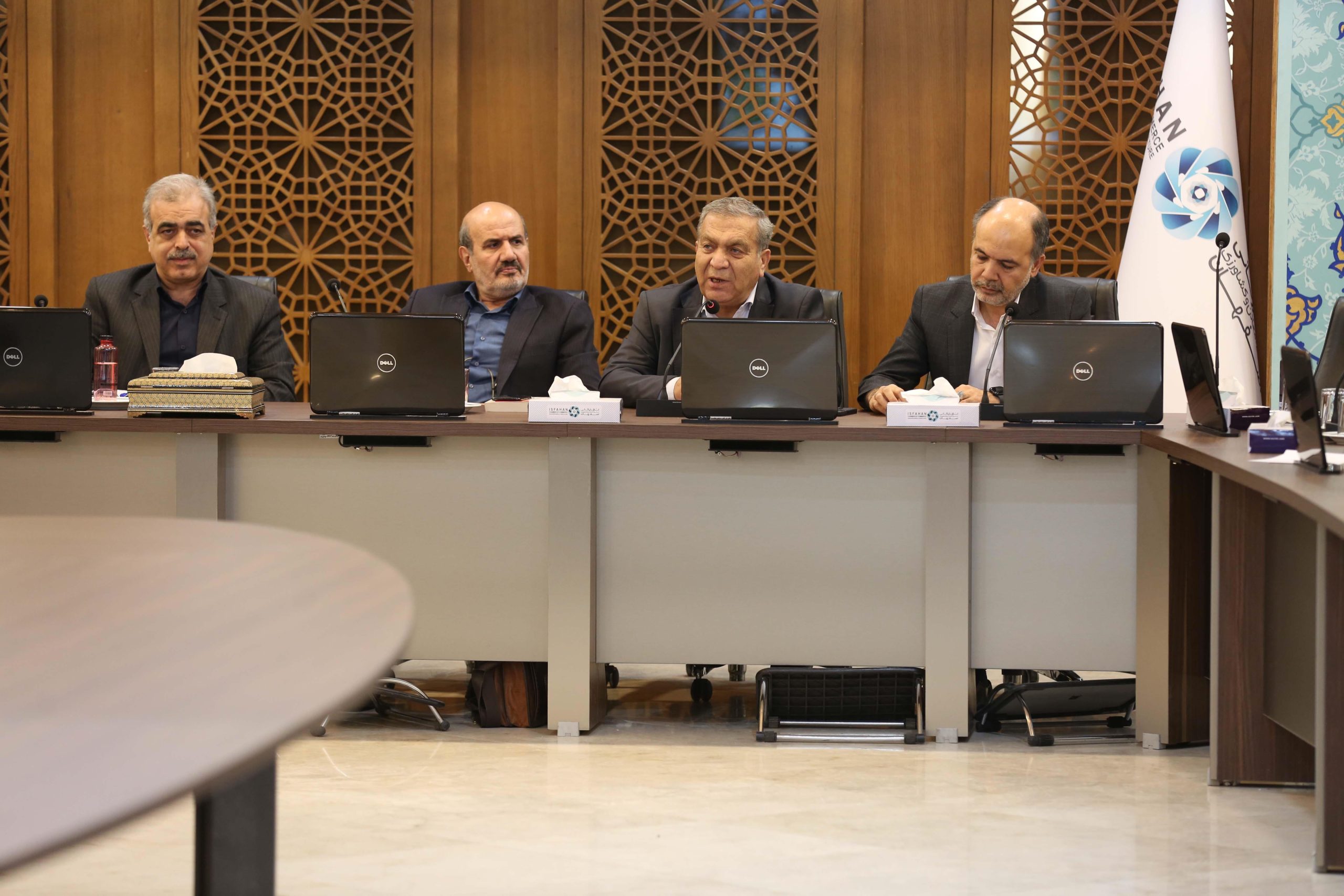 وجود دلارهای نفتی در اقتصاد ایران عامل روزمرگی و پسرفت