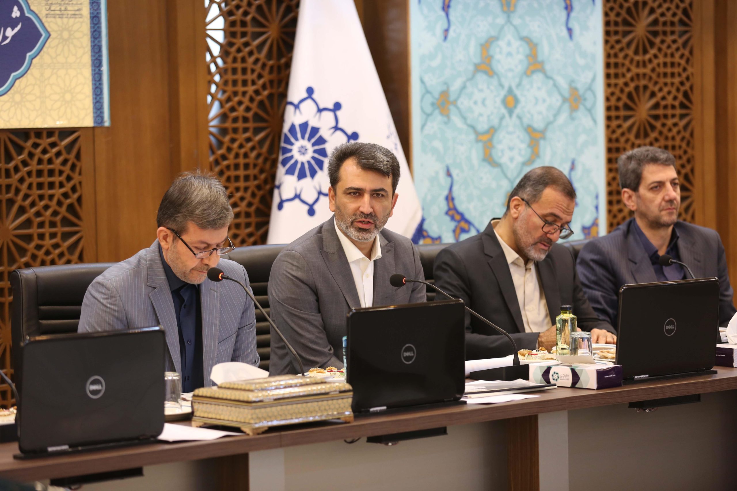 دستگاه‌های مختلف به اجرای نقشه راه صادرات استان کمک کنند