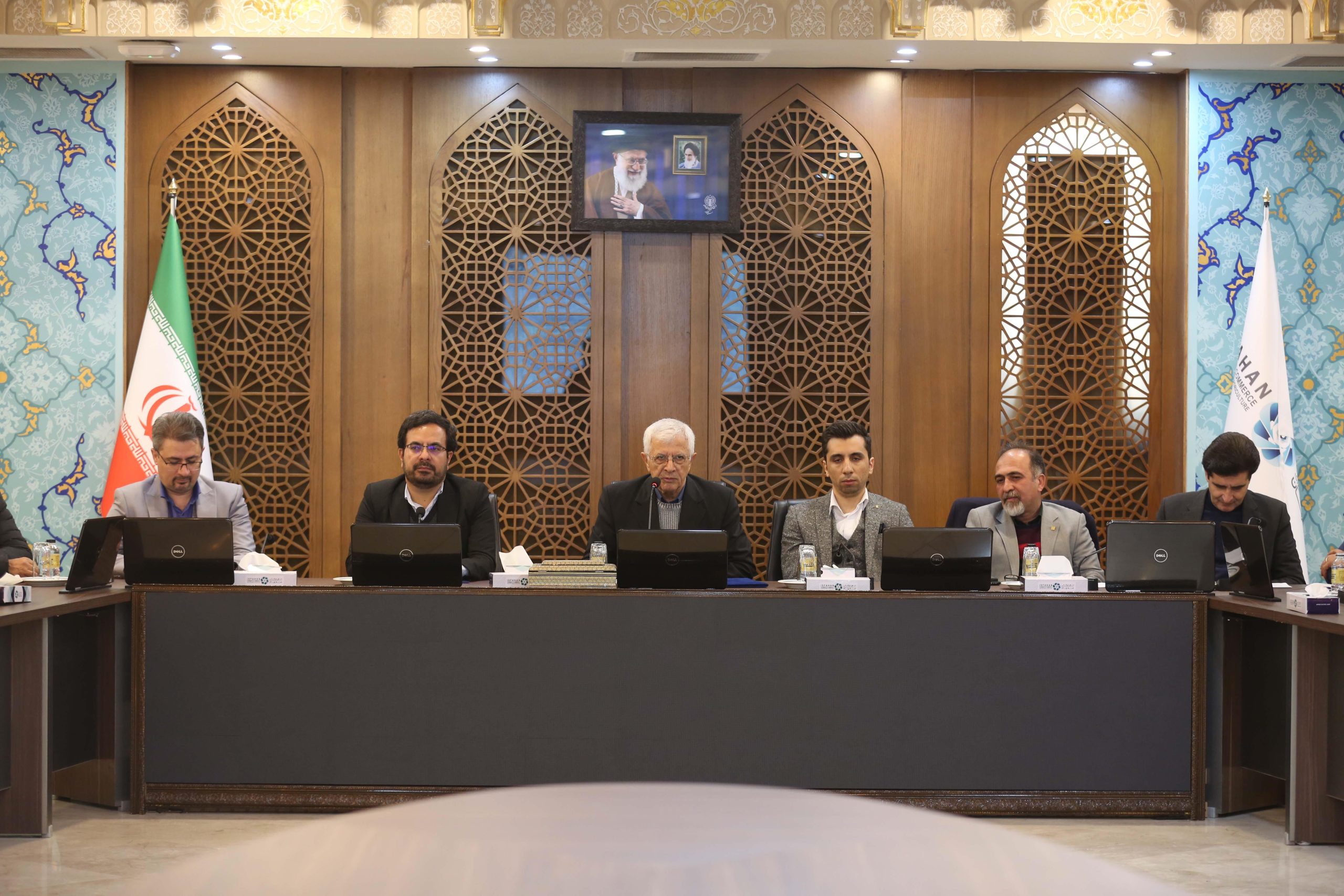 نجات اقتصاد از طریق ورود بخش خصوصی به مسائل کشور امکان‌پذیر است