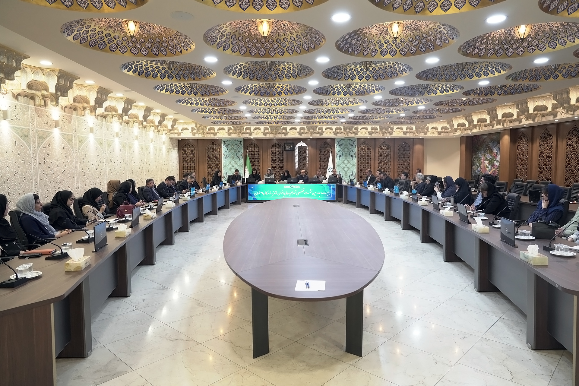 تجارت در تلاقی بانک، ارز و توسعه بازار
